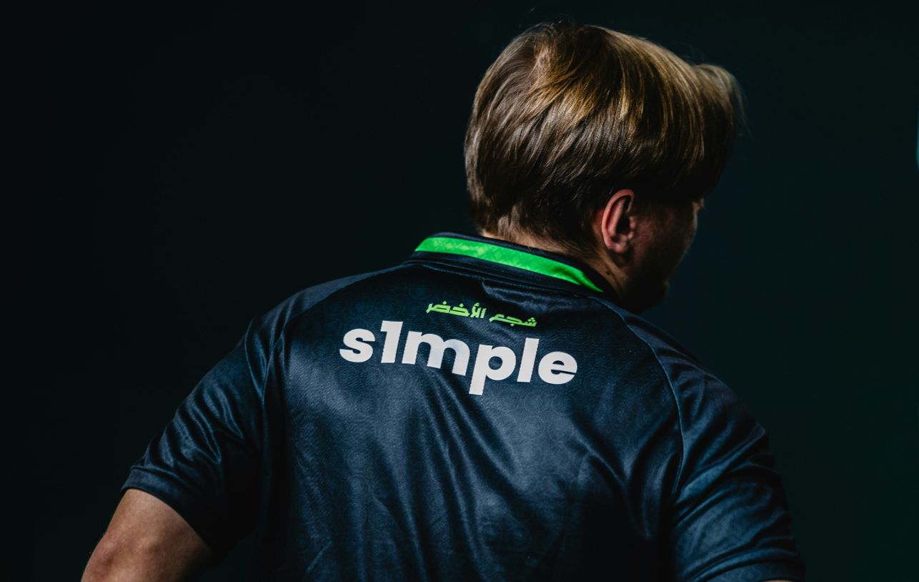 转会期又来了！最近 LPL 某战队的下路选手的女朋友是中路选手的前女友。